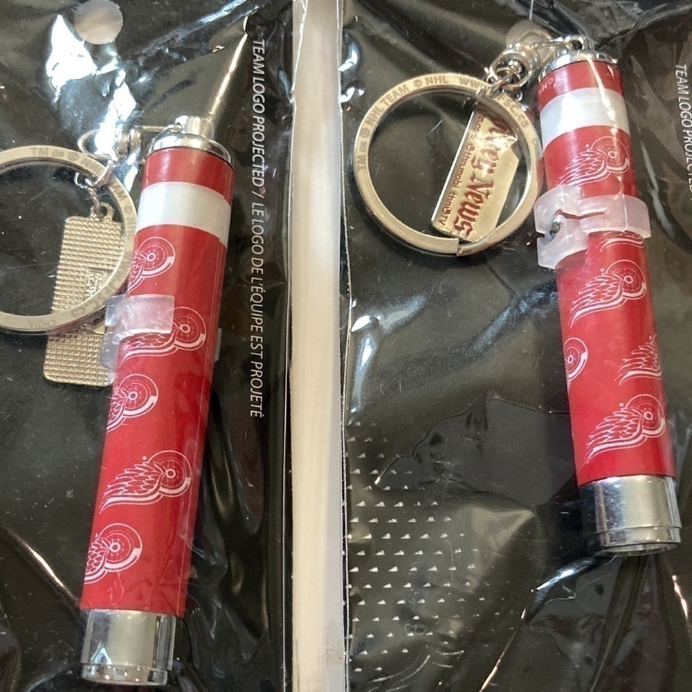 Detroit Red Wings Key Chain with light​ x2​​​​